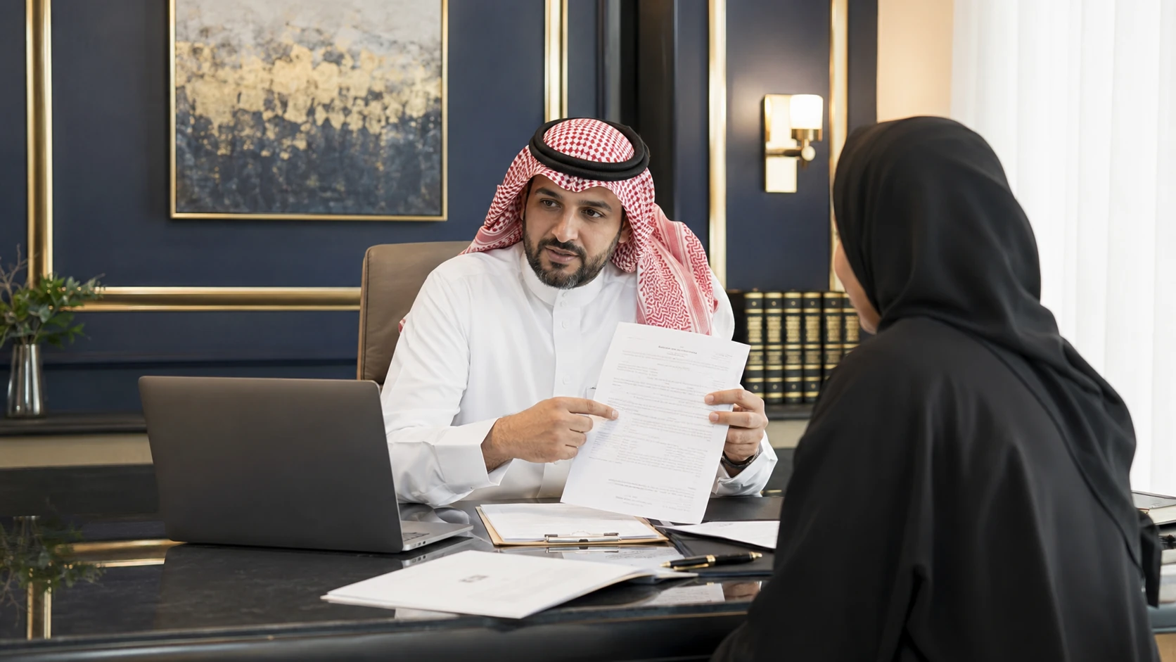 كيفية استخراج صك الطلاق في السعودية إلكترونيًا 3 صورة توضيحية لاستشارة قانونية حول وثيقة الطلاق داخل مكتب سعودي